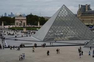 Rapina al museo del Louvre: sette minuti per rubare i gioielli di Napoleone, la fuga in scooter