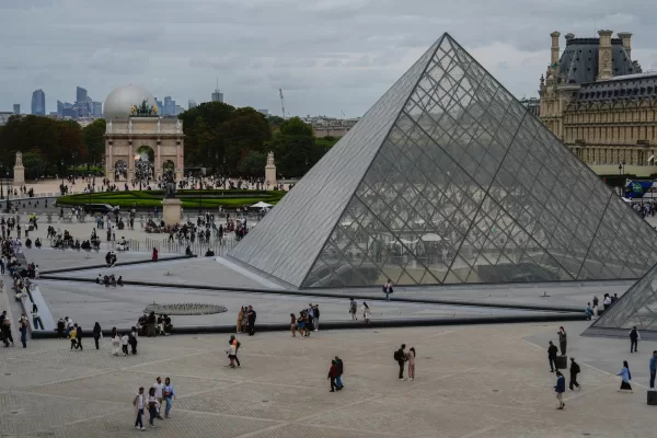 Rapina al museo del Louvre: sette minuti per rubare i gioielli di Napoleone, la fuga in scooter