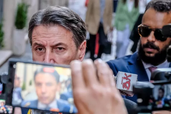 Giuseppe Conte, lo strano animale politico. Giannuli: “Perde ma resta sulla scena. Alle politiche? Al massimo arriva al 10%” Giuseppe Conte, lo strano animale politico. Giannuli: “Perde ma resta sulla scena. Alle politiche? Al massimo arriva al 10%”