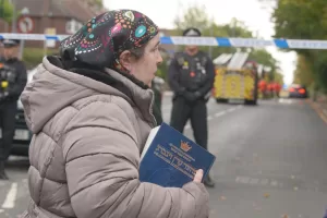 A woman holds a Jewish religious book as she walks near the scene of a stabbing incident at Heaton Park Hebrew Congregation synagogue, in Crumpsall, Manchester, England, Thursday, Oct. 2, 2025. (AP Photo/Ian Hodgson)
LaPresse
Only italy and spain
Associted Press / A woman holds a Jewish religious book as she walks near the scene of a stabbing incident at Heaton Park Hebrew Congregation synagogue, in Crumpsall, Manchester, England, Thursday, Oct. 2, 2025. (AP Photo/Ian Hodgson)
LaPresse
Only italy and spain
Associted Press /