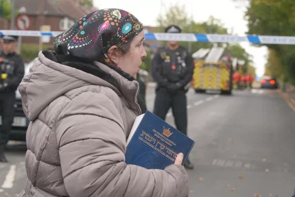 A woman holds a Jewish religious book as she walks near the scene of a stabbing incident at Heaton Park Hebrew Congregation synagogue, in Crumpsall, Manchester, England, Thursday, Oct. 2, 2025. (AP Photo/Ian Hodgson) 

LaPresse
Only italy and spain
Associted Press /
