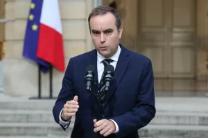 Francia, Lecornu lascia 24 ore dopo la nomina dei ministri. Macron nel caos, Bardella chiede nuovi elezioni