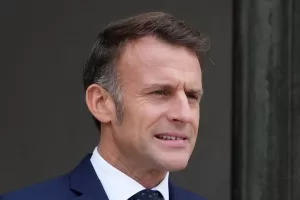 French President Emmanuel Macron waits for Jordan’s Crown Prince Hussein at the presidential Elysee Palace, Wednesday, Oct. 8, 2025 in Paris. (AP Photo/Michel Euler)
Associated Press/LaPresse French President Emmanuel Macron waits for Jordan’s Crown Prince Hussein at the presidential Elysee Palace, Wednesday, Oct. 8, 2025 in Paris. (AP Photo/Michel Euler)
Associated Press/LaPresse
