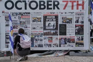 A woman checks newspapers front pages related to the Oct. 7 attack at a plaza known as hostages square in Tel Aviv, Israel, Monday, Oct. 13, 2025, before the release of Israeli hostages held in Gaza. (AP Photo/Oded Balilty)

Associated Press/LaPresse