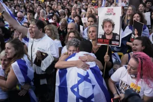 People react in anticipation of the release of Israeli hostages held in Gaza during a gathering at a plaza known as hostages square in Tel Aviv, Israel, Monday, Oct. 13, 2025. (AP Photo/Oded Balilty)
Associated Press/LaPresse People react in anticipation of the release of Israeli hostages held in Gaza during a gathering at a plaza known as hostages square in Tel Aviv, Israel, Monday, Oct. 13, 2025. (AP Photo/Oded Balilty)
Associated Press/LaPresse