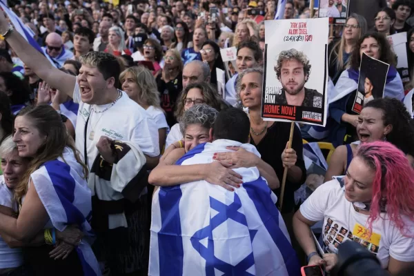 People react in anticipation of the release of Israeli hostages held in Gaza during a gathering at a plaza known as hostages square in Tel Aviv, Israel, Monday, Oct. 13, 2025. (AP Photo/Oded Balilty)

Associated Press/LaPresse