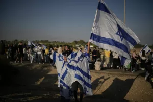 People wave Israeli flags as they gather before the release of Israeli hostages held in Gaza, outside a military base near Reim, southern Israel, on Monday, Oct. 13, 2025. (AP Photo/Leo Correa)
Associated Press/LaPresse People wave Israeli flags as they gather before the release of Israeli hostages held in Gaza, outside a military base near Reim, southern Israel, on Monday, Oct. 13, 2025. (AP Photo/Leo Correa)
Associated Press/LaPresse