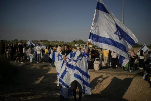 People wave Israeli flags as they gather before the release of Israeli hostages held in Gaza, outside a military base near Reim, southern Israel, on Monday, Oct. 13, 2025. (AP Photo/Leo Correa)

Associated Press/LaPresse
