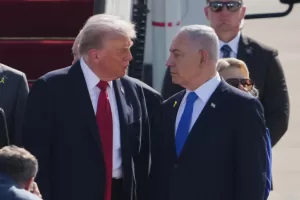 President Donald Trump, center, talks with Israel’s Prime Minister Benjamin Netanyahu as he arrives at Ben Gurion Airport near Tel Aviv, Israel, Monday, Oct. 13, 2025. (AP Photo/Ariel Schalit)
Associated Press/LaPresse President Donald Trump, center, talks with Israel’s Prime Minister Benjamin Netanyahu as he arrives at Ben Gurion Airport near Tel Aviv, Israel, Monday, Oct. 13, 2025. (AP Photo/Ariel Schalit)
Associated Press/LaPresse