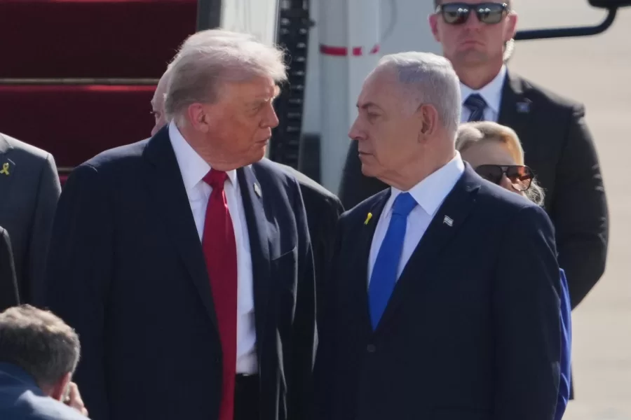 President Donald Trump, center, talks with Israel’s Prime Minister Benjamin Netanyahu as he arrives at Ben Gurion Airport near Tel Aviv, Israel, Monday, Oct. 13, 2025. (AP Photo/Ariel Schalit)

Associated Press/LaPresse