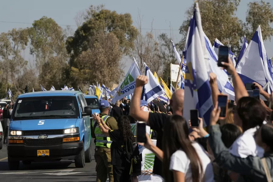 People react as a convoy carrying the hostages released from the Gaza Strip arrives at a military base near Reim, southern Israel, on Monday, Oct. 13, 2025. (AP Photo/Leo Correa)

Associated Press/LaPresse