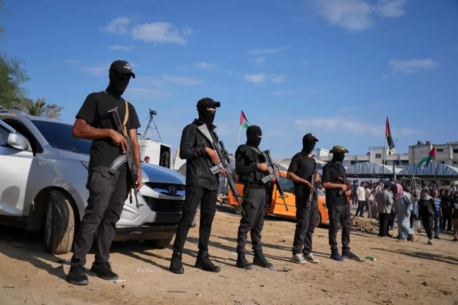 Hamas gunman stand in guard as ICRC vehicles transporting released Israeli hostages head toward the Israeli border in Khan Younis, southern Gaza Strip, Monday, Oct. 13, 2025. (AP Photo/Jehad Alshrafi)

Associated Press/LaPresse