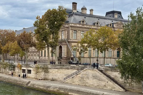 A basket lift used by thieves is seen at the Louvre museum Sunday Oct.19, 2025 in Paris. (AP Photo/Alexander Turnbull)
Associated Press/LaPresse A basket lift used by thieves is seen at the Louvre museum Sunday Oct.19, 2025 in Paris. (AP Photo/Alexander Turnbull)
Associated Press/LaPresse