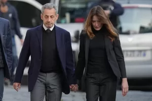 Former French President Nicolas Sarkozy and his wife Carla Bruni-Sarkozy leave their home Tuesday, Oct. 21, 2025 in Paris as Nicolas Sarkozy heads to prison to serve time for a criminal conspiracy to finance his 2007 election campaign with funds from Libya. (AP Photo/Thibault Camus)
Associated Press / LaPresse
Only italy and spain Former French President Nicolas Sarkozy and his wife Carla Bruni-Sarkozy leave their home Tuesday, Oct. 21, 2025 in Paris as Nicolas Sarkozy heads to prison to serve time for a criminal conspiracy to finance his 2007 election campaign with funds from Libya. (AP Photo/Thibault Camus)
Associated Press / LaPresse
Only italy and spain