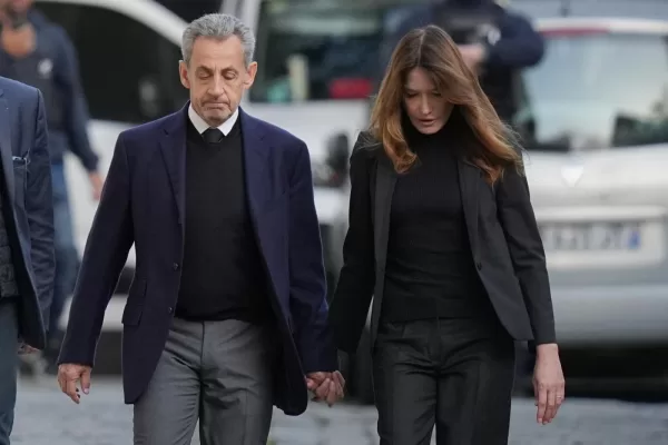 Former French President Nicolas Sarkozy and his wife Carla Bruni-Sarkozy leave their home Tuesday, Oct. 21, 2025 in Paris as Nicolas Sarkozy heads to prison to serve time for a criminal conspiracy to finance his 2007 election campaign with funds from Libya. (AP Photo/Thibault Camus) 


Associated Press / LaPresse
Only italy and spain