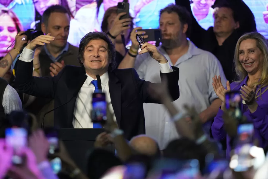 Argentina’s President Javier Milei, left, accompanied by General Secretary of the Presidency Karina Milei wave to supporters after winning in legislative midterm elections in Buenos Aires,  Argentina, Sunday, Oct. 26, 2025. (AP Photo/Rodrigo Abd)

Associated Press/LaPresse