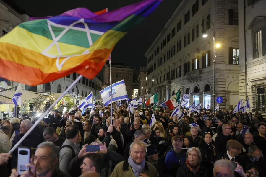 Manifestazione a Testa Alta con gli Ebrei organizzata dallassociazione Sette Ottobre  Roma Italia  Giovedì 30 Ottobre  2025 – Politica – (foto di Cecilia Fabiano/LaPresse) 

Demonstration “Heads High with the Jews” organized by the Sette Ottobre association Italy   Thursday , October  30, 2025 – Politics – (photo by Cecilia Fabiano/LaPresse)