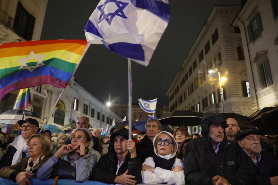 Manifestazione a Testa Alta con gli Ebrei organizzata dallassociazione Sette Ottobre  Roma Italia  Giovedì 30 Ottobre  2025 – Politica – (foto di Cecilia Fabiano/LaPresse) 

Demonstration “Heads High with the Jews” organized by the Sette Ottobre association Italy   Thursday , October  30, 2025 – Politics – (photo by Cecilia Fabiano/LaPresse)
