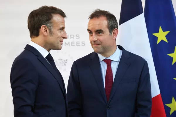 FILE – Then French Defense minister Sebastien Lecornu, right, and France’s President Emmanuel Macron talk at the end of an address by the president to army leaders in Paris Sunday July 13, 2025, (Ludovic Marin, Pool via AP, File)

Associated Press/LaPresse