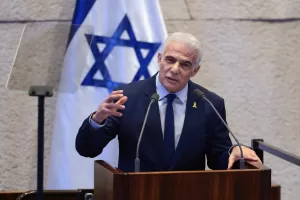 Israeli opposition leader Yair Lapid addresses the Knesset, Israel’s parliament, Monday, Oct. 13, 2025, in Jerusalem.  (Evelyn Hockstein/Pool via AP)


Associated Press/LaPresse