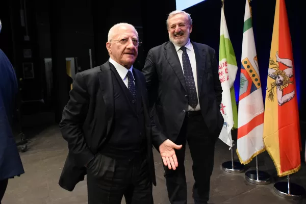 VINCENZO DE LUCA  PRESIDENTE REGIONE CAMPANIA    MICHELE  EMILIANO    VICEPRESIDENTE   DELLA  CONFERENZA   DELLE REGIONI  E  DELLE  PROVINCIE   AUTONOME  E  PRESIDENTE  REGIONE  PUGLIA