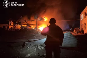 In this photo provided by the Ukrainian Emergency Service, fire and smoke are seen after a residential building was damaged during a Russia’s air strike in Zaporizhzhia, Ukraine, Sunday, Oct. 5, 2025. (Ukrainian Emergency Service via AP)

Associated Press/LaPresse