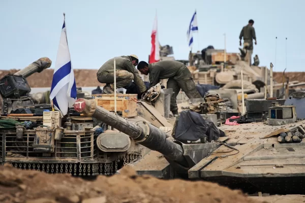 Israeli soldiers work on tanks at a staging area on the border with Gaza Strip, in southern Israel, Wednesday, Oct. 29, 2025. (AP Photo/Ohad Zwigenberg) 



Associated Press / LaPresse
Only italy and spain