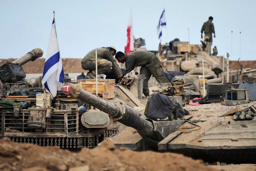 Israeli soldiers work on tanks at a staging area on the border with Gaza Strip, in southern Israel, Wednesday, Oct. 29, 2025. (AP Photo/Ohad Zwigenberg) 



Associated Press / LaPresse
Only italy and spain
