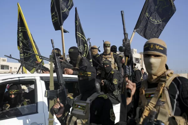 A crowd greets Islamic Jihad and Hamas fighters as they arrive for the hand-over of Israeli and Thai hostages to the Red Cross in the south Gaza Strip town of Khan Younis, Thursday Jan. 30, 2025. (AP Photo/Jehad Alshrafi)
Associated Press/LaPresse A crowd greets Islamic Jihad and Hamas fighters as they arrive for the hand-over of Israeli and Thai hostages to the Red Cross in the south Gaza Strip town of Khan Younis, Thursday Jan. 30, 2025. (AP Photo/Jehad Alshrafi)
Associated Press/LaPresse