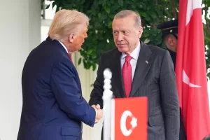 President Donald Trump, left, greets Turkish President Recep Tayyip Erdogan at the White House, Thursday, Sept. 25, 2025, in Washington. (AP Photo/Evan Vucci) 


Associated Press / LaPresse
Only italy and spain