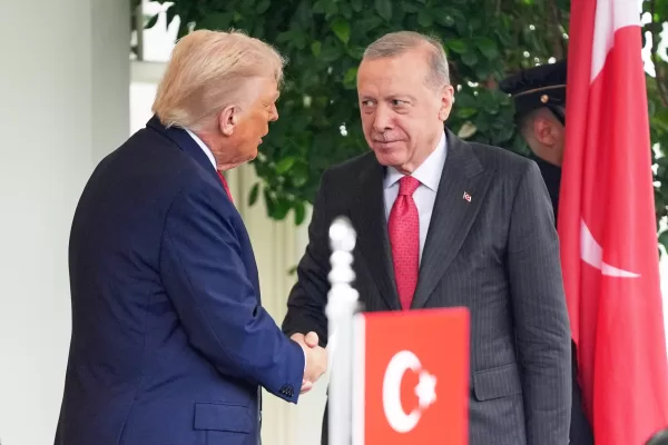 President Donald Trump, left, greets Turkish President Recep Tayyip Erdogan at the White House, Thursday, Sept. 25, 2025, in Washington. (AP Photo/Evan Vucci) 


Associated Press / LaPresse
Only italy and spain