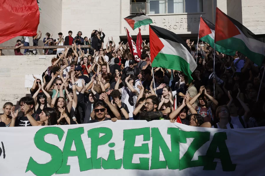 Mobilitazione studentesca all’università La Sapienza in sostegno di Gaza e della  Global Sumud Flottilla — Roma—Italia —Martedì 30 Settembre 2025 – Cronaca – (foto di Cecilia Fabiano/ LaPresse) 
Students demonstration at Sapienza University to support Palestine and to support the Global Sumud Flottilla — Rome—Italy — Tuesday  September 30, 2025 – News – (photo by Cecilia Fabiano/LaPresse)