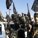 A crowd greets Islamic Jihad and Hamas fighters as they arrive for the hand-over of Israeli and Thai hostages to the Red Cross in the south Gaza Strip town of Khan Younis, Thursday Jan. 30, 2025. (AP Photo/Jehad Alshrafi)

Associated Press/LaPresse