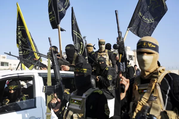 A crowd greets Islamic Jihad and Hamas fighters as they arrive for the hand-over of Israeli and Thai hostages to the Red Cross in the south Gaza Strip town of Khan Younis, Thursday Jan. 30, 2025. (AP Photo/Jehad Alshrafi)
Associated Press/LaPresse A crowd greets Islamic Jihad and Hamas fighters as they arrive for the hand-over of Israeli and Thai hostages to the Red Cross in the south Gaza Strip town of Khan Younis, Thursday Jan. 30, 2025. (AP Photo/Jehad Alshrafi)
Associated Press/LaPresse