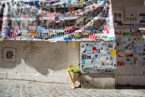 Fiori gialli per le vittime del 7 Ottobre – Rafforzata la sicurezza al Ghetto di Roma, per l’anniversario del 7 Ottobre, forze dell’ordine e transenne, chiuse anche ai pedoni tutte le strade intorno alla Sinagoga,  Roma, Martedì 7 Ottobre 2025 (foto Valentina Stefanelli / LaPresse)

Yellow flowers for the victims of October 7th – Security has been stepped up in the Roman Ghetto for the October 7 anniversary, with police and barriers in place, and all streets around the Synagogue closed to pedestrians. Rome, Tuesday, October 7, 2025 (photo Valentina Stefanelli / LaPresse)