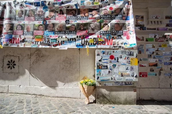 Fiori gialli per le vittime del 7 Ottobre – Rafforzata la sicurezza al Ghetto di Roma, per l’anniversario del 7 Ottobre, forze dell’ordine e transenne, chiuse anche ai pedoni tutte le strade intorno alla Sinagoga,  Roma, Martedì 7 Ottobre 2025 (foto Valentina Stefanelli / LaPresse)

Yellow flowers for the victims of October 7th – Security has been stepped up in the Roman Ghetto for the October 7 anniversary, with police and barriers in place, and all streets around the Synagogue closed to pedestrians. Rome, Tuesday, October 7, 2025 (photo Valentina Stefanelli / LaPresse)