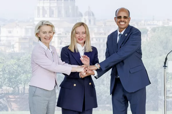 La presidente del Consiglio Giorgia Meloni, la presidente della Commissione europea Ursula von der Leyen (sx) e il presidente della Commissione dell’Unione africana Mahmoud Ali Youssouf (dx) a Villa Doria Pamphilj durante la conferenza stampa al termine del vertice “The Mattei Plan for Africa and the Global gateway: a common effort with the african continent”, Roma, Venerdì 20 Giugno 2025 (Foto Roberto Monaldo / LaPresse) 

Premier Giorgia Meloni, president of the European Commission Ursula von der Leyen (left) and president of the African Union Commission Mahmoud Ali Youssouf (right) at Villa Doria Pamphilj during the press conference at the end of the summit “The Mattei Plan for Africa and the Global gateway: a common effort with the African continent”, Rome, Friday, June 20, 2025 (Photo by Roberto Monaldo / LaPresse)