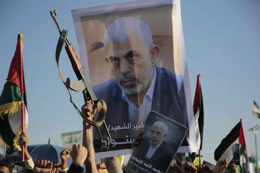 Houthi supporters raise a poster of Hamas leader Yahya Sinwar, who killed by Israeli troops in Gaza, during an anti-Israel rally in Sanaa, Yemen, Friday, Oct. 18, 2024. (AP Photo/Osamah Abdulrahman) 


Associated Press / LaPresse
only italy and Spain