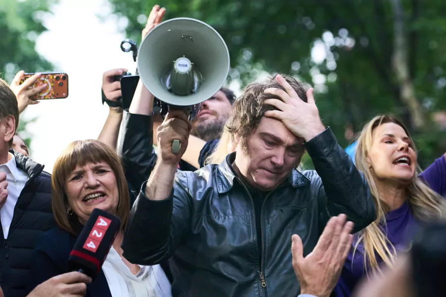 President Javier Milei holds a megaphone while leading a campaign rally ahead of mid-term elections, in Tres de Febrero, Buenos Aires province, Argentina, Friday, Oct. 17, 2025. (AP Photo/Rodrigo Abd)
Associated Press/LaPresse