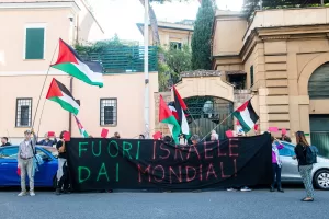 Tifiamo Palestina, Protesta Pro Pal contro la partita Italia Isrraele in programma domani davanti la sede della FIGC in Via Gregorio Allegri 14, Lunedì 13 Ottobre 2025 (foto Valentina Stefanelli / LaPresse)
We support Palestine, Pro Pal protest against the Italy-Israel match scheduled for tomorrow in front of the FIGC headquarters in Via Gregorio Allegri 14, Monday 13 October 2025 (photo Valentina Stefanelli / LaPresse) Tifiamo Palestina, Protesta Pro Pal contro la partita Italia Isrraele in programma domani davanti la sede della FIGC in Via Gregorio Allegri 14, Lunedì 13 Ottobre 2025 (foto Valentina Stefanelli / LaPresse)
We support Palestine, Pro Pal protest against the Italy-Israel match scheduled for tomorrow in front of the FIGC headquarters in Via Gregorio Allegri 14, Monday 13 October 2025 (photo Valentina Stefanelli / LaPresse)