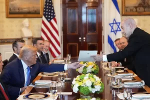 Israel’s Prime Minister Benjamin Netanyahu, right, hands President Donald Trump a folder during a meeting in the Blue Room of the White House, Monday, July 7, 2025, in Washington. (AP Photo/Alex Brandon)

Associated Press/LaPresse