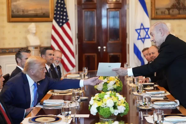 Israel’s Prime Minister Benjamin Netanyahu, right, hands President Donald Trump a folder during a meeting in the Blue Room of the White House, Monday, July 7, 2025, in Washington. (AP Photo/Alex Brandon)
Associated Press/LaPresse Israel’s Prime Minister Benjamin Netanyahu, right, hands President Donald Trump a folder during a meeting in the Blue Room of the White House, Monday, July 7, 2025, in Washington. (AP Photo/Alex Brandon)
Associated Press/LaPresse