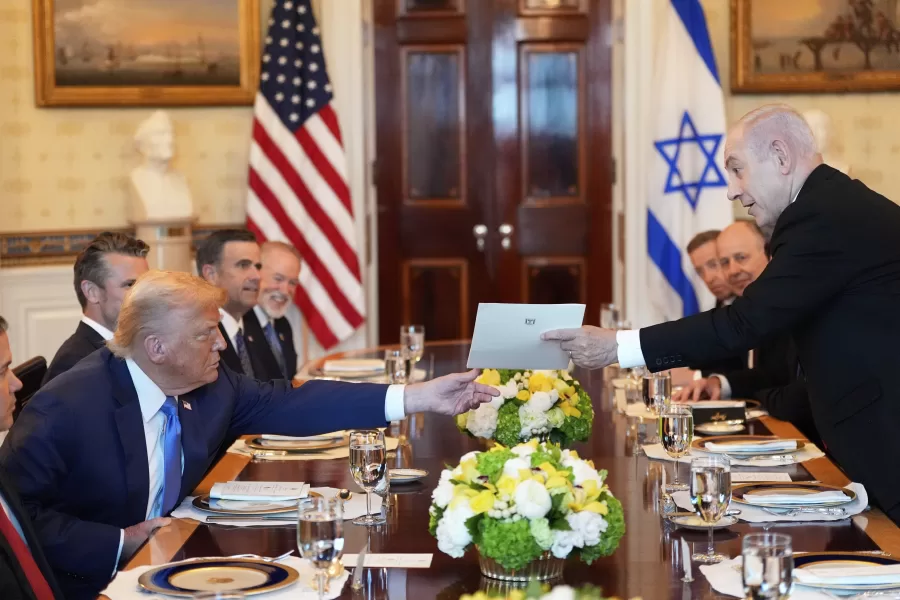 Israel’s Prime Minister Benjamin Netanyahu, right, hands President Donald Trump a folder during a meeting in the Blue Room of the White House, Monday, July 7, 2025, in Washington. (AP Photo/Alex Brandon)

Associated Press/LaPresse