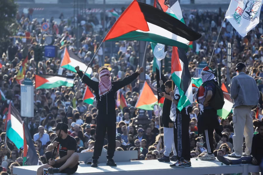 Gaza, i terroristi tengono in ostaggio i prigionieri. I pro-Hamas tengono in ostaggio l’Italia