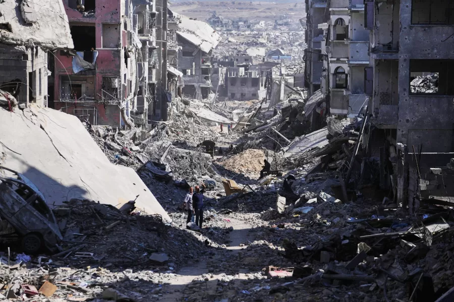 Palestinians walk among destroyed buildings in Gaza City, Thursday, Oct. 16, 2025. (AP Photo/Jehad Alshrafi)

Associated Press/LaPresse