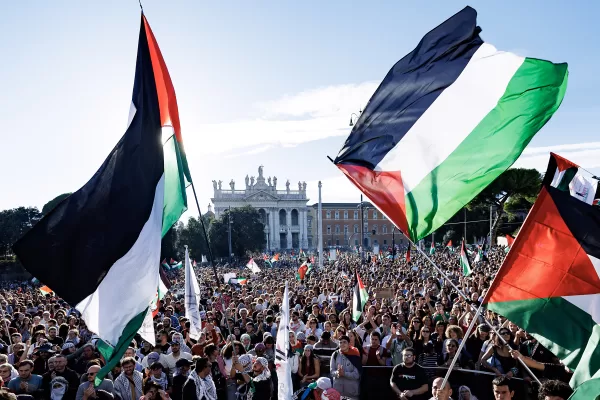 Il corteo nazionale per la Palestina organizzato da sigle pro-palestinesi, sindacati e collettivi studenteschi, Roma, Sabato 4 Ottobre 2025 (Foto Roberto Monaldo / LaPresse) 

March for Palestine organized by pro-palestinian singles, unions and student collectives, Rome, Saturday, October 4, 2025 (Photo by Roberto Monaldo / LaPresse)