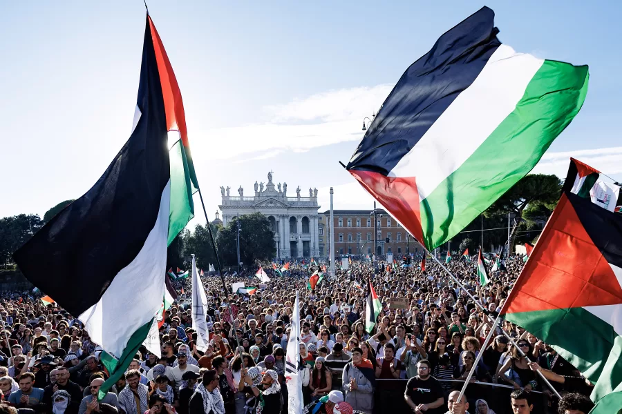 Il corteo nazionale per la Palestina organizzato da sigle pro-palestinesi, sindacati e collettivi studenteschi, Roma, Sabato 4 Ottobre 2025 (Foto Roberto Monaldo / LaPresse) 

March for Palestine organized by pro-palestinian singles, unions and student collectives, Rome, Saturday, October 4, 2025 (Photo by Roberto Monaldo / LaPresse)