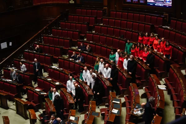 CAMERA DEI DEPUTATI, AULA, QUESTION TIME I DEPUTATI E LE DEPUTATE DE M5S PRESIEDONO LA SEDUTA CON I COLORI DELLA BANDIERA DELLA PALESTINA