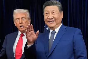 Chinese President Xi Jinping, right, waves, with President Donald Trump, ahead of their summit talk at Gimhae International Airport in Busan, South Korea, Thursday, Oct. 30, 2025. (AP Photo/Mark Schiefelbein)