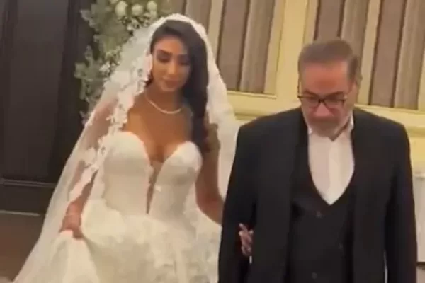 L’ayatollah scrolla, la “figlia di” posta: in Iran la rivoluzione del décolleté pesa più di qualsiasi arma nucleare L’ayatollah scrolla, la “figlia di” posta: in Iran la rivoluzione del décolleté pesa più di qualsiasi arma nucleare